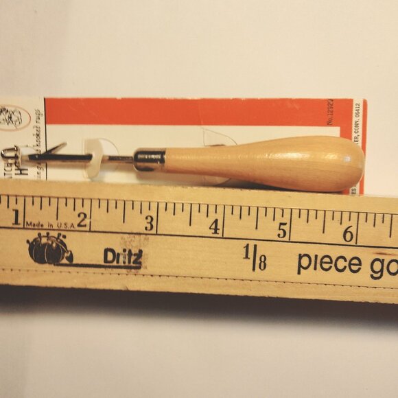 Susan Bates Latch Hook Rug Tool Wood Handle Vintage New on Card - Picture 2 of 8